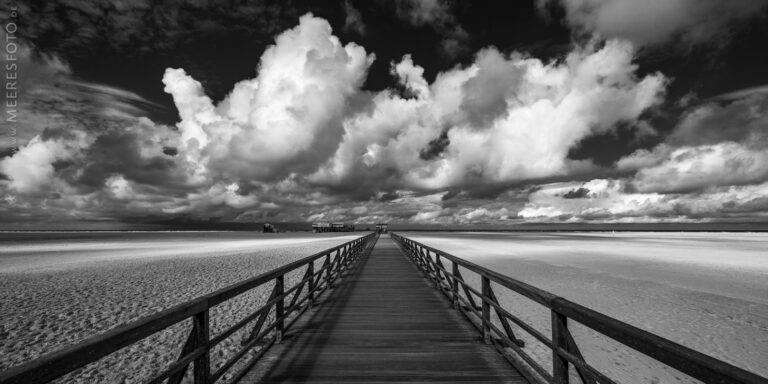 Brücke über den Sand / sw